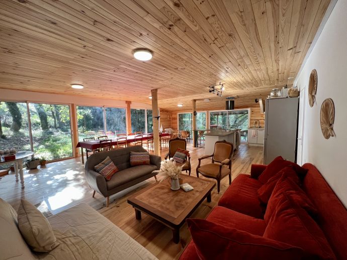 Une grande cuisine/ salle de repos 